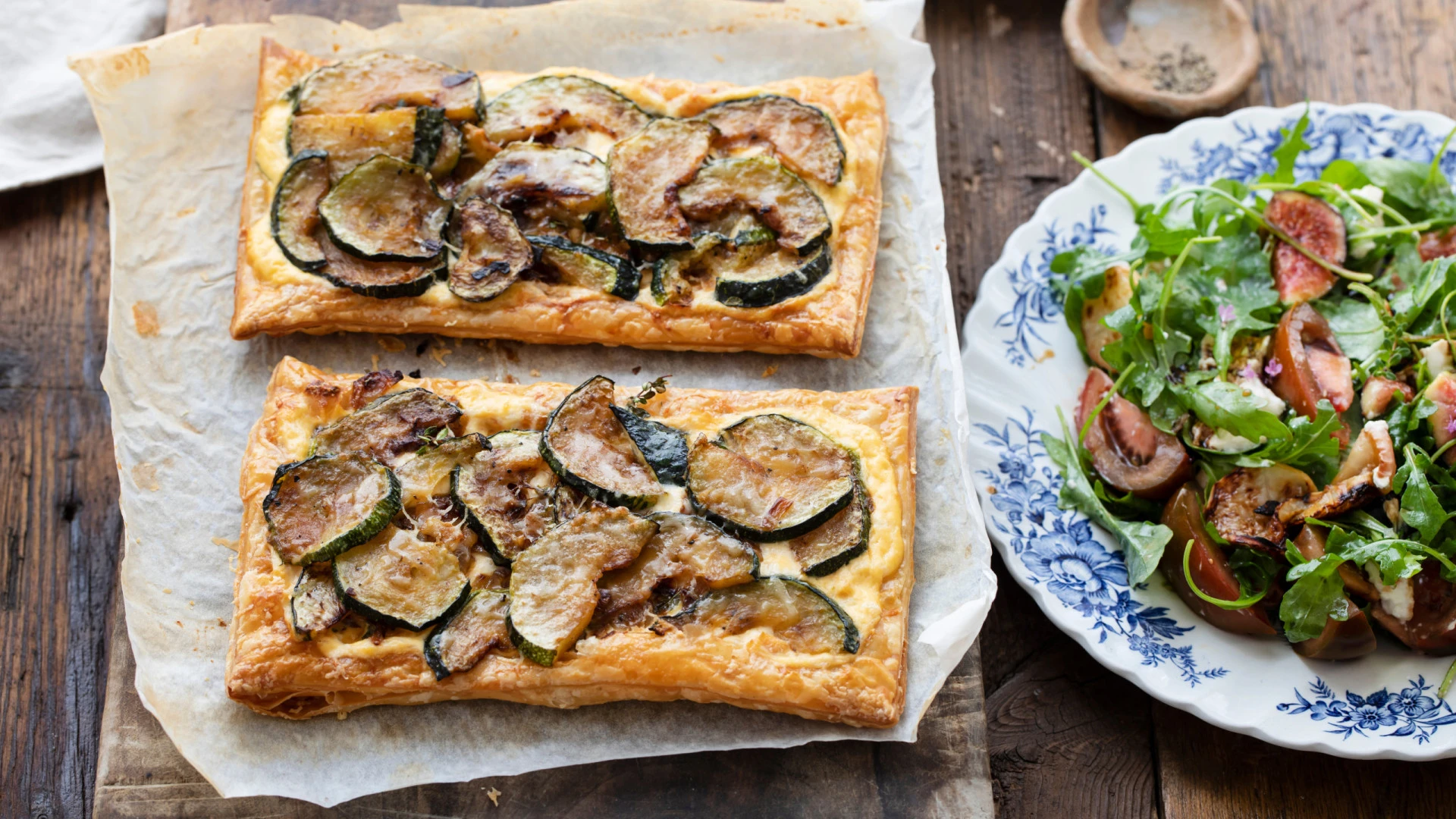 Delicie-se com uma Tarte de Massa Folhada de Courgette e Cebola Caramelizada