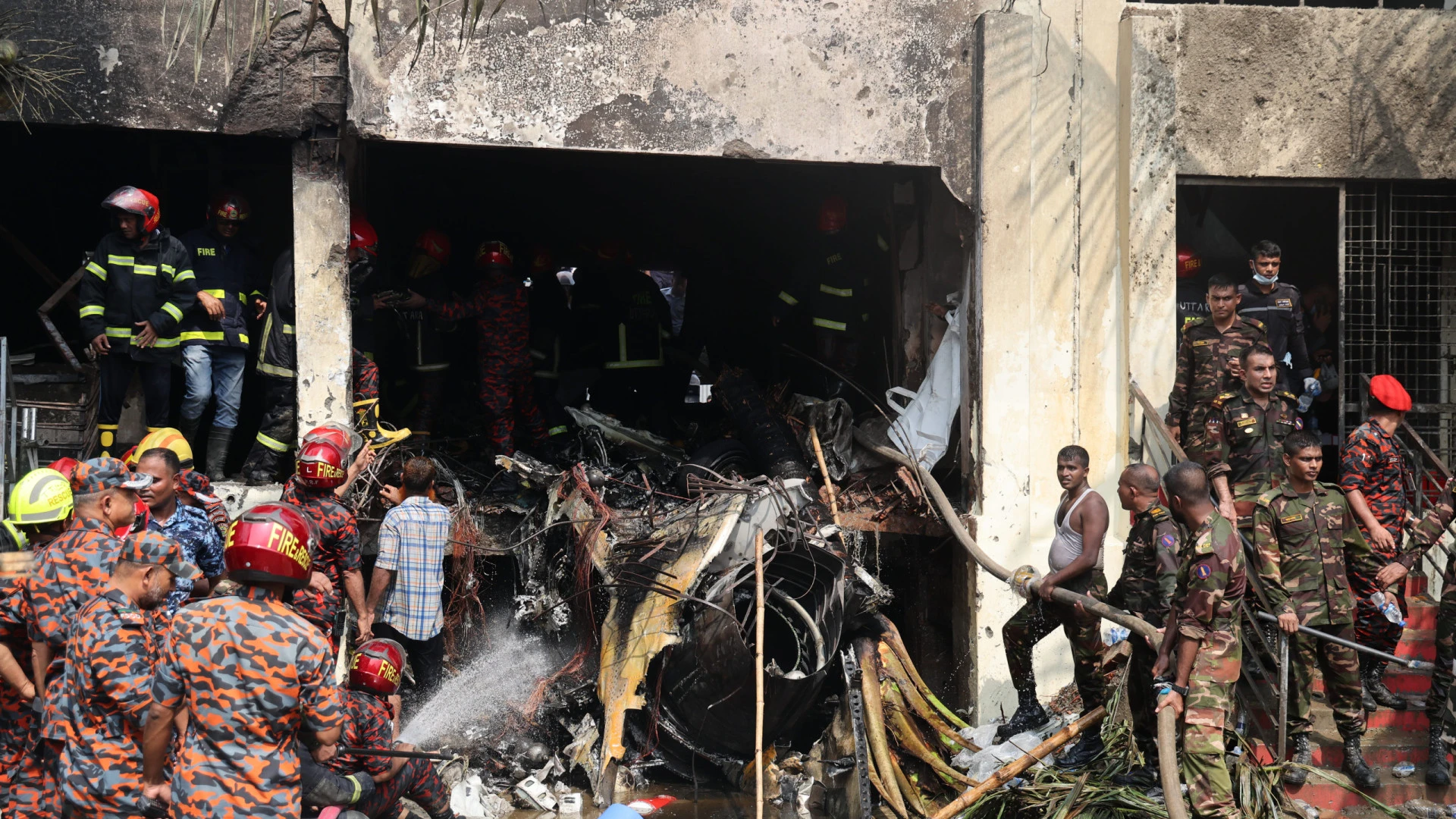 Queda de aeronave em Bangladesh provoca 19 mortos e dezenas de feridos