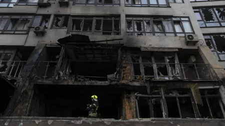 Ataques russos em Kiev causam um morto e feridos, com danos em infraestruturas