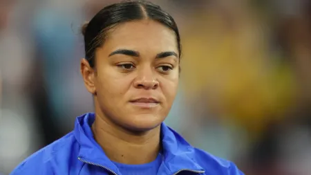 "Infantino condena ataques racistas a Jess Carter e apela à união no futebol"