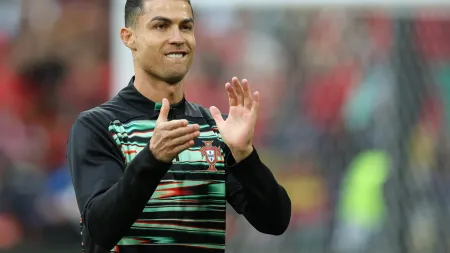 Cristiano Ronaldo e o seu imponente Bugatti Veyron desfilam pelas ruas de Lisboa