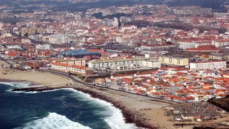 Jovens e nadadores-salvadores em perigo resgatados na Praia da Seca
