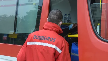Incêndio na área industrial do Cercal do Alentejo mobiliza equipas de emergência
