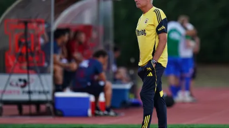 Mourinho brinca com transferência de Kokçu: "Já não dá trabalho ao Bruno Lage"