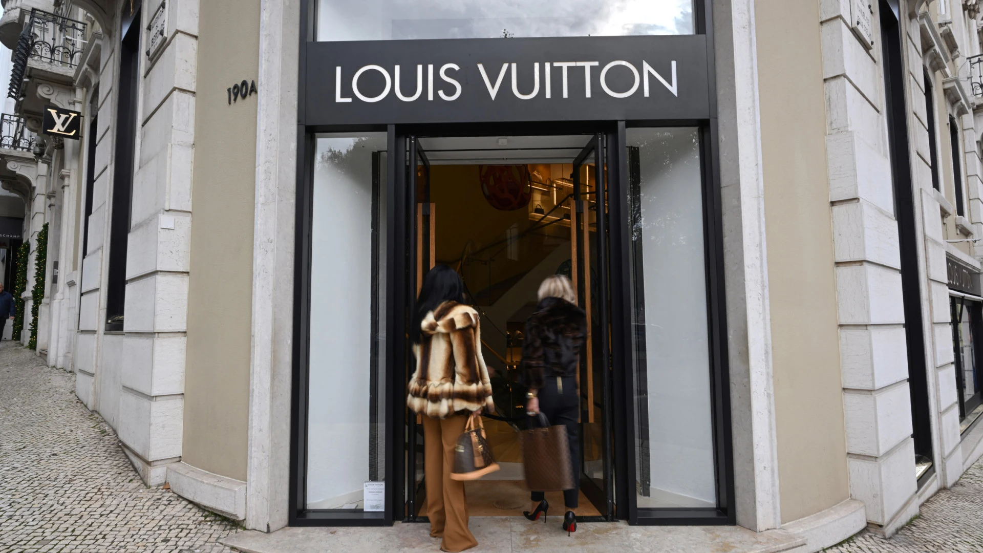 Dados de clientes da Louis Vuitton em Portugal comprometidos por ataque cibernético