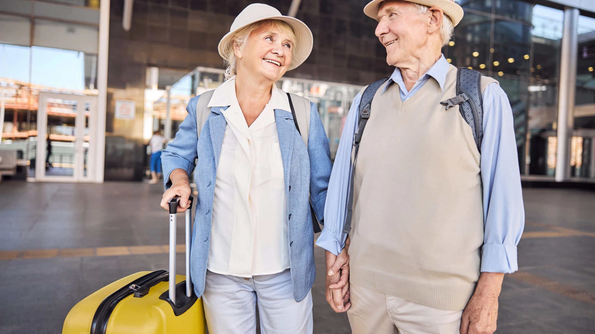 Dicas de Vestuário para Viagens Seguras Após os 65 Anos