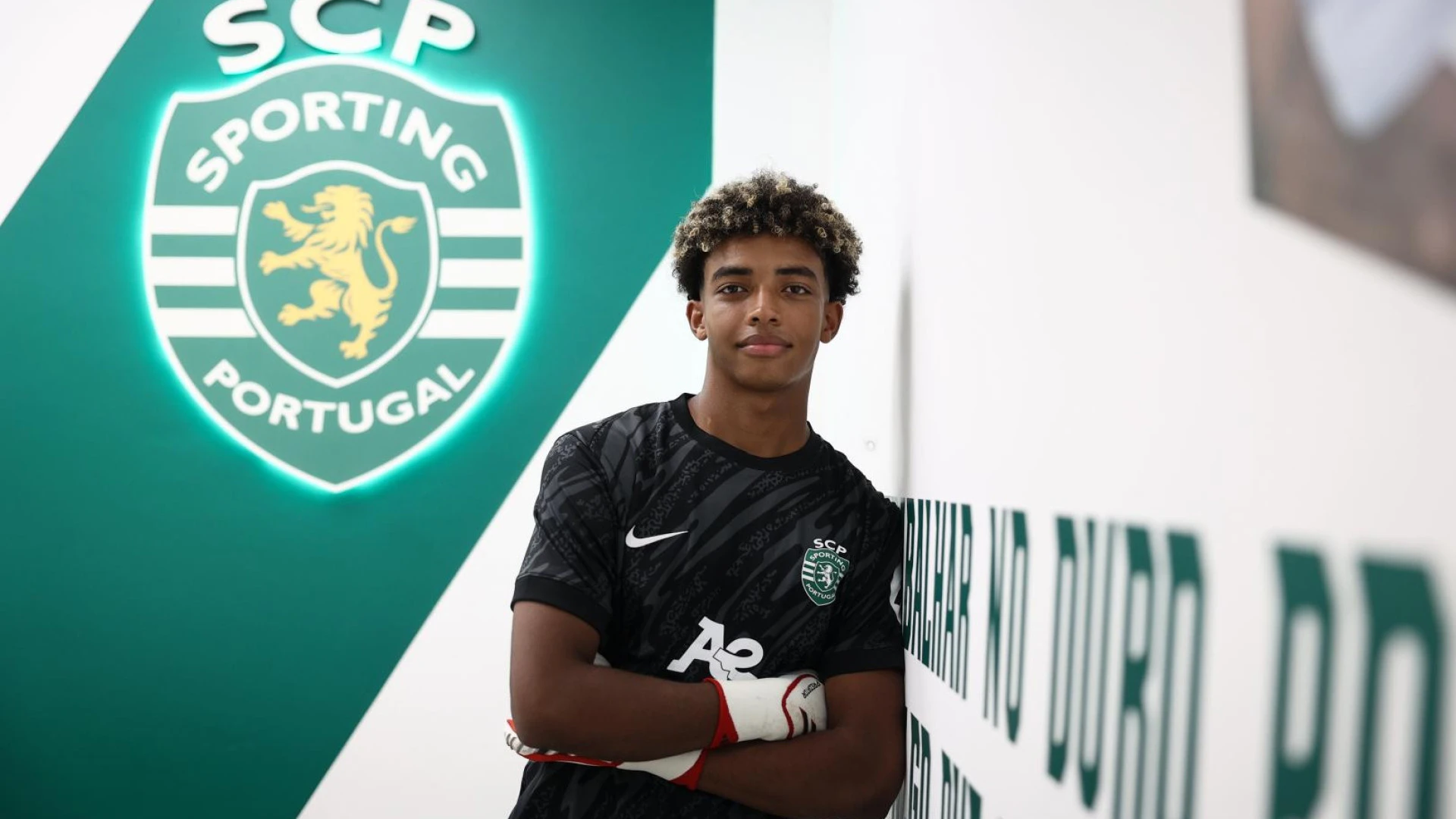 Sporting garante jovem talento na baliza com contrato profissional