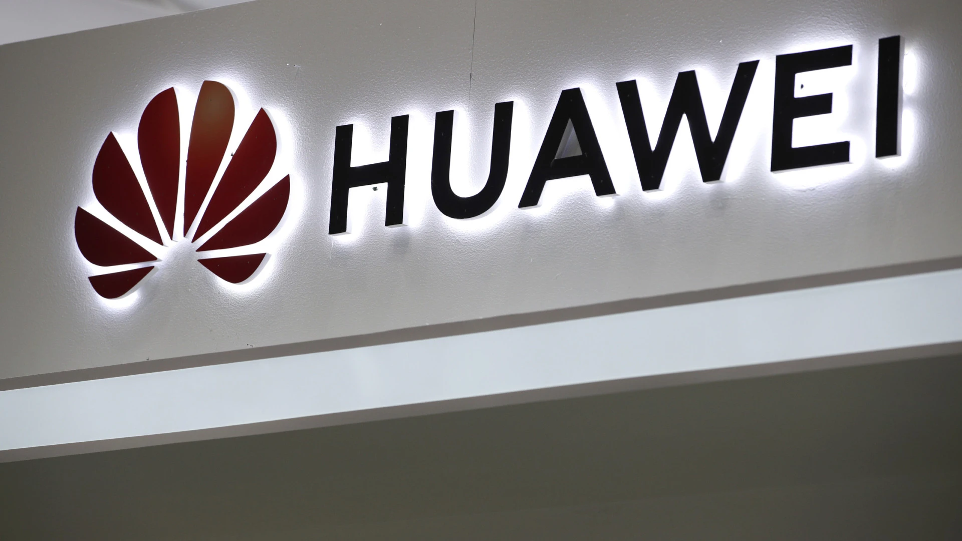 Comissão Europeia reforça apelo à exclusão da Huawei das redes 5G
