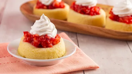 Refresque-se com um irresistível shortcake de morango e chantilly