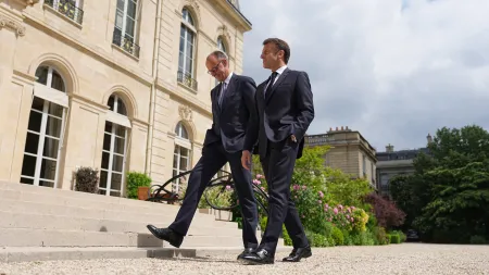 Merkel e Macron dialogam em Berlim sobre comércio e defesa europeia