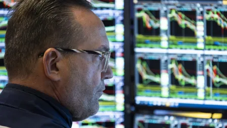 Wall Street inicia sessão com tendência mista após máximos históricos