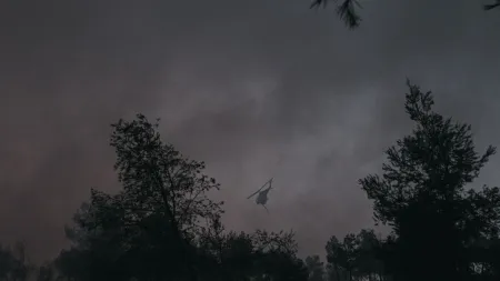 Evacuação em massa na Grécia devido a incêndio florestal devastador