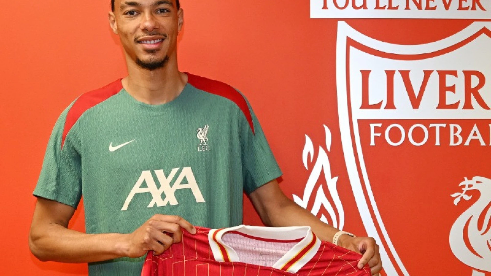 Liverpool garante contratação de Hugo Ekitike por 90 milhões de euros