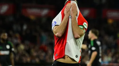 Al Nassr provoca indignação no Feyenoord ao cancelar transferência de David Hancko