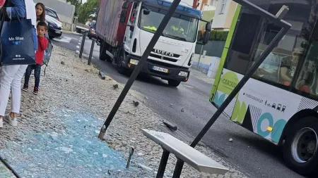 Acidente de autocarro em Cascais deixa três feridos