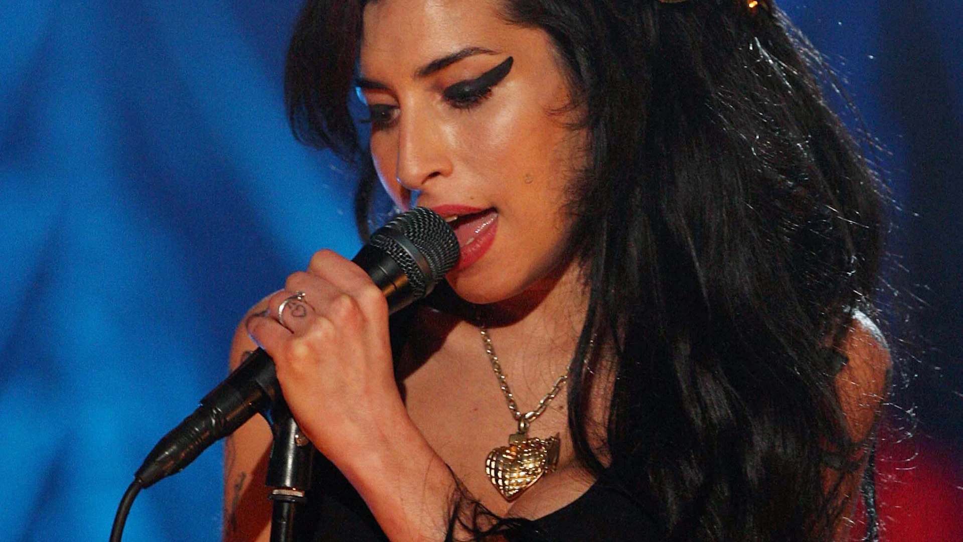 Pais de Amy Winehouse prestam homenagem 14 anos após a sua perda