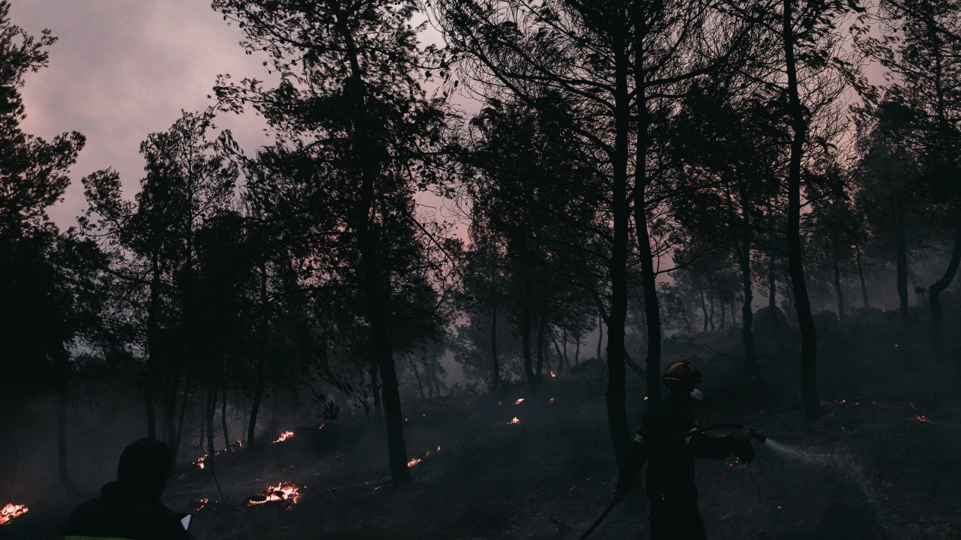 Incêndio devastador no Peloponeso já consumiu mais de mil hectares
