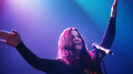 Lady Gaga e Coldplay prestam homenagem a Ozzy Osbourne em concertos