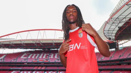 Benfica renova com jovem talento e confirma saída de avançado