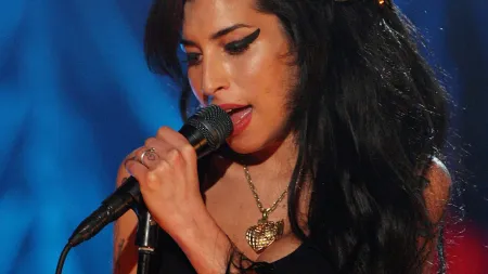 Pais de Amy Winehouse prestam homenagem 14 anos após a sua perda