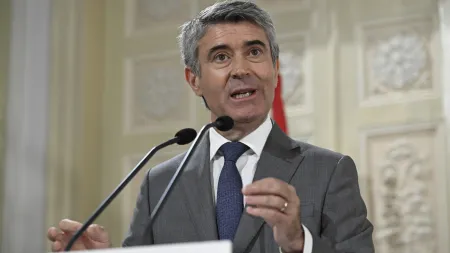 Carneiro descarta rivalidade com Centeno e reitera foco nas autárquicas