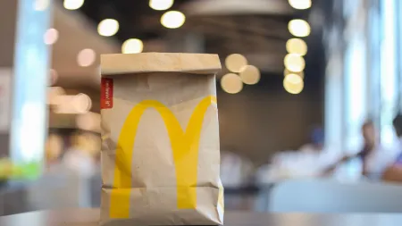 Cliente recebe hambúrguer sem carne e exige explicações à cadeia de fast food