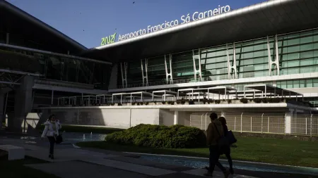 Greve na Menzies afeta voos em Lisboa e marca protesto inédito no Porto