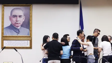 Eleitores taiwaneses mantêm deputados do KMT apesar de propostas de destituição