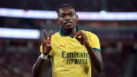 Rafael Leão presta homenagem a Diogo Jota em jogo entre Liverpool e AC Milan
