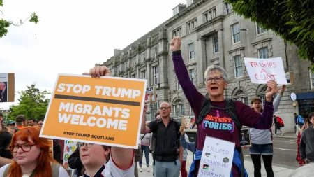 Protestos em massa na Escócia contra a presença de Donald Trump