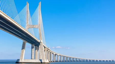 Acidente na Ponte Vasco da Gama provoca feridos e afeta circulação