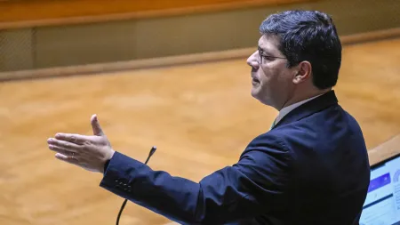Acusações de Brilhante Dias sobre a Gestão de Aguiar-Branco na Assembleia da República