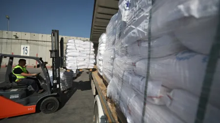 Camiões de ajuda humanitária começam a entrar em Gaza após pausa das hostilidades
