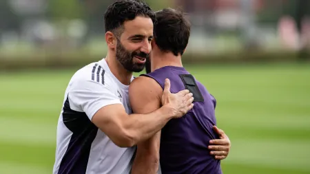 Ruben Amorim destaca potencial de Bruno Fernandes mas recomenda foco