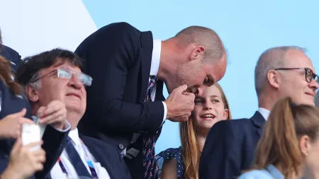 Princesa Charlotte faz aparição inesperada com o pai no Campeonato da Europa de Futebol Feminino