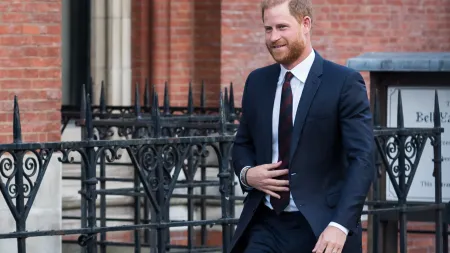 Príncipe Harry busca restabelecer laços com a família real britânica
