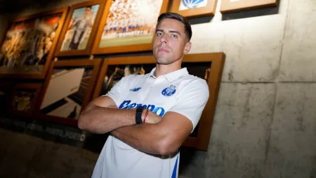 Jan Bednarek promete ser um pilar defensivo e líder no FC Porto