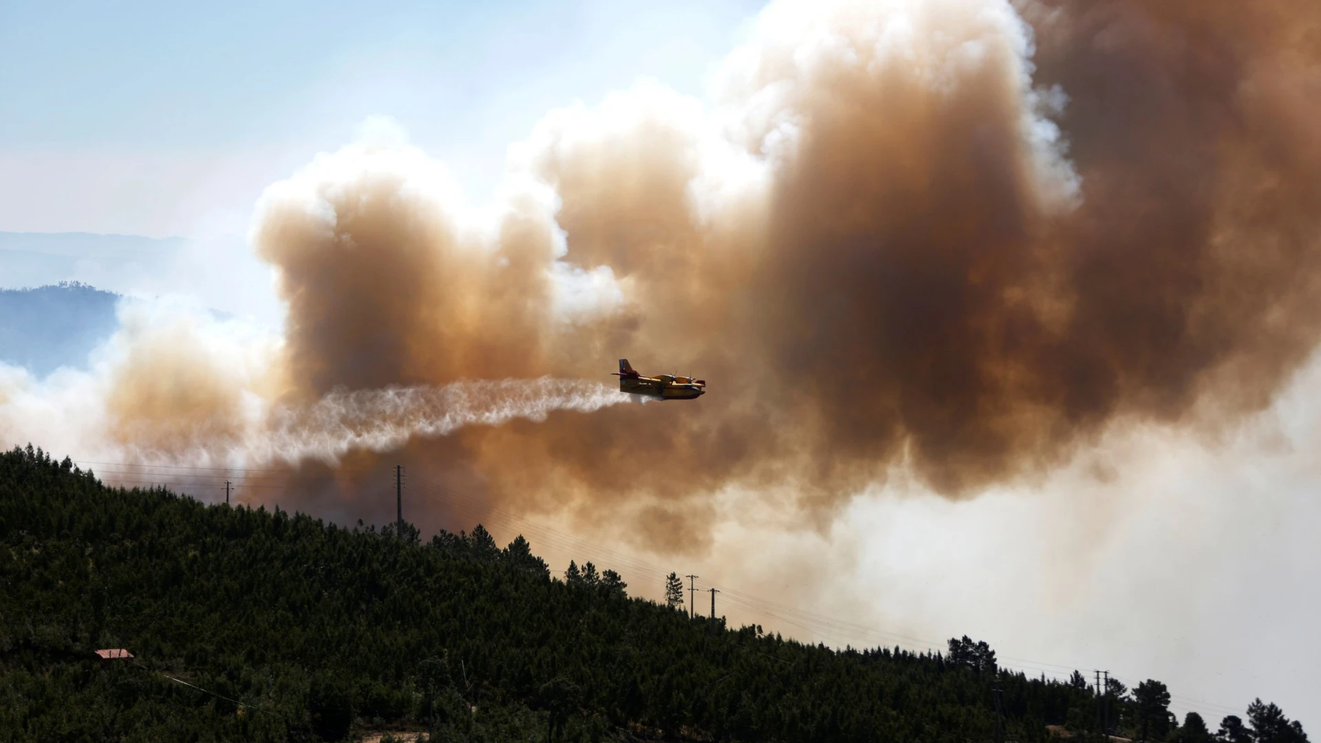 Cerca de 150 moradores evacuados em Ponte da Barca devido a incêndio