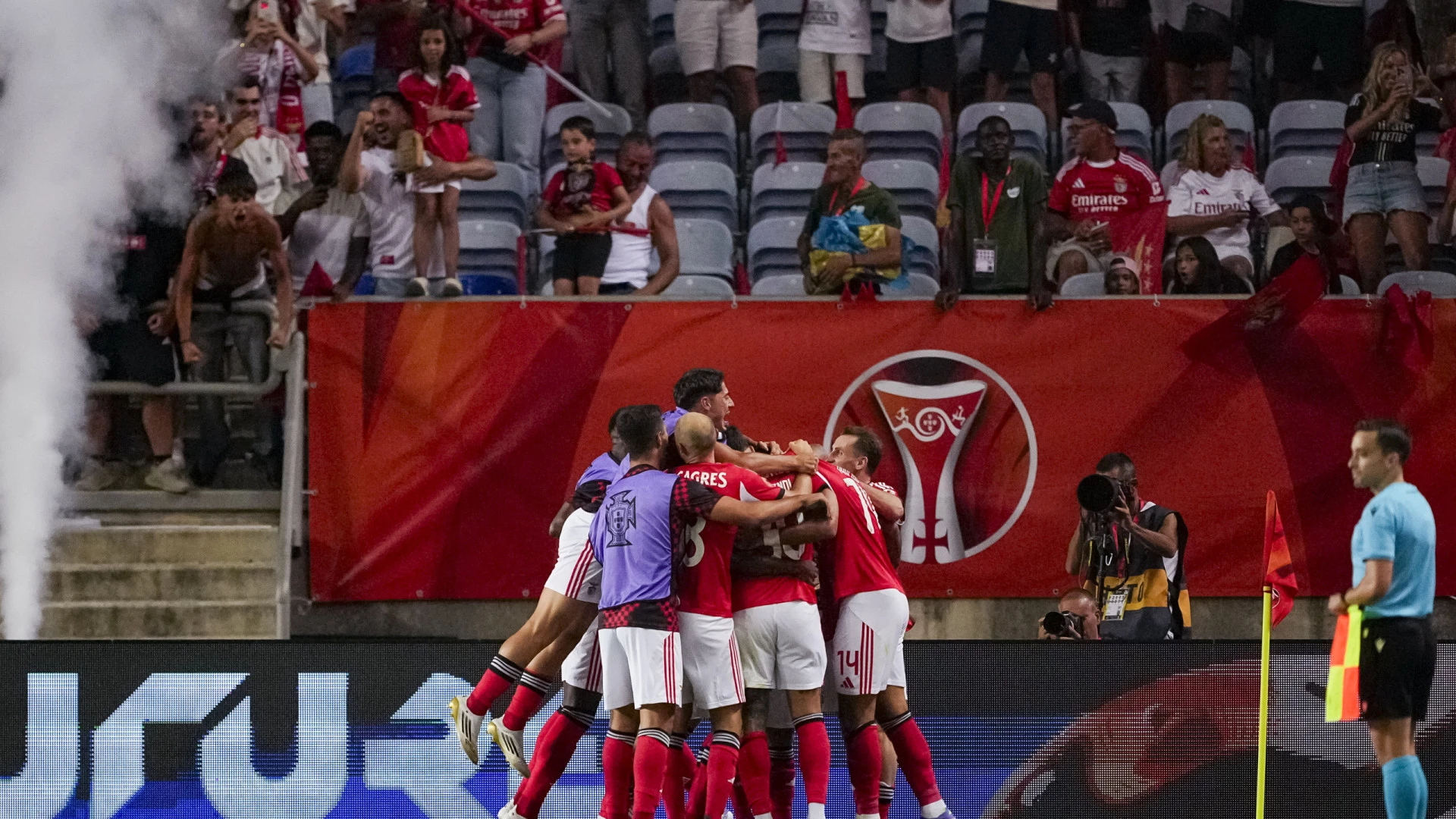 Benfica faz história e assume liderança dos títulos no futebol português