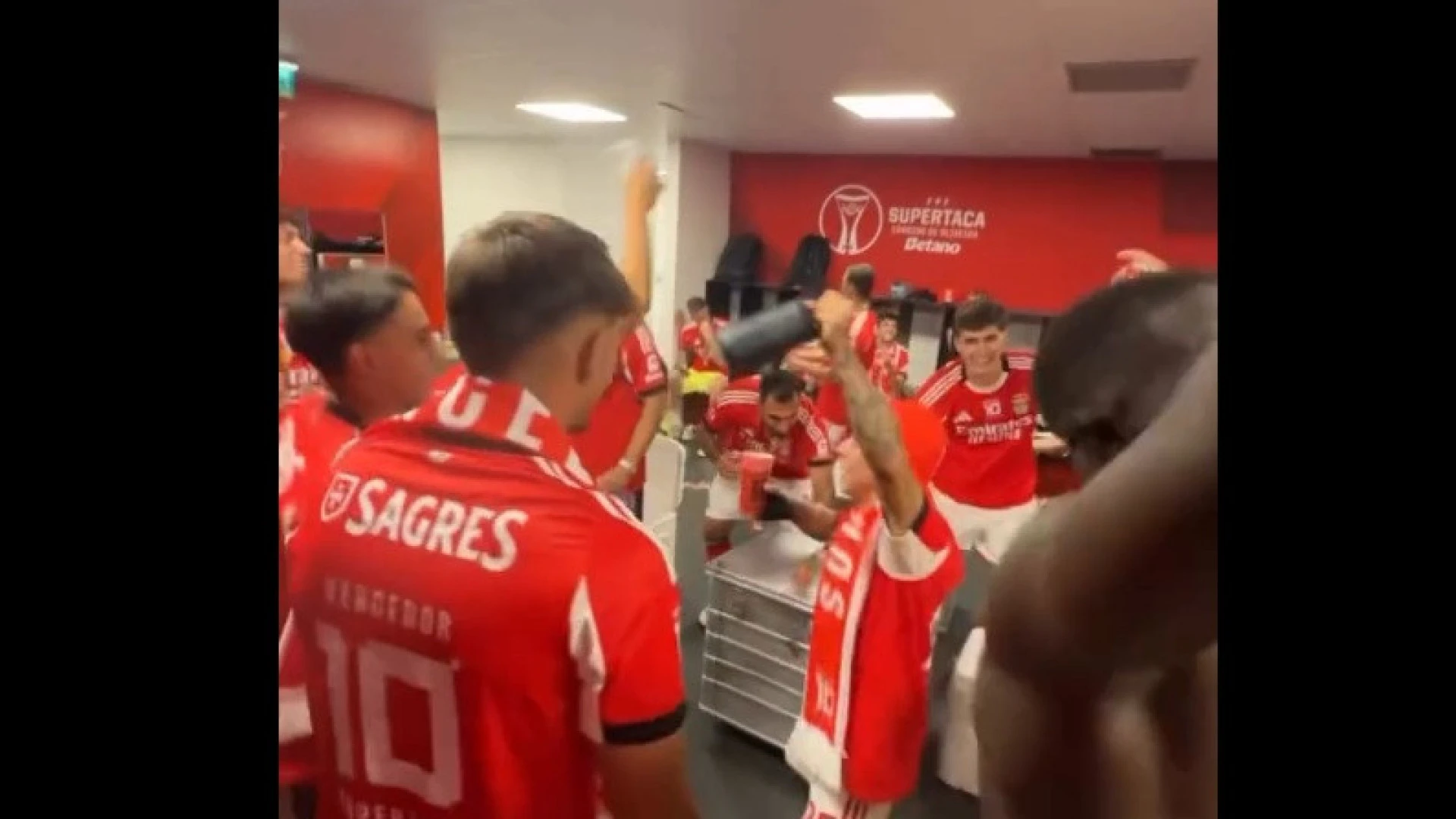 Benfica celebra conquista efusiva da Supertaça com vitória sobre o Sporting