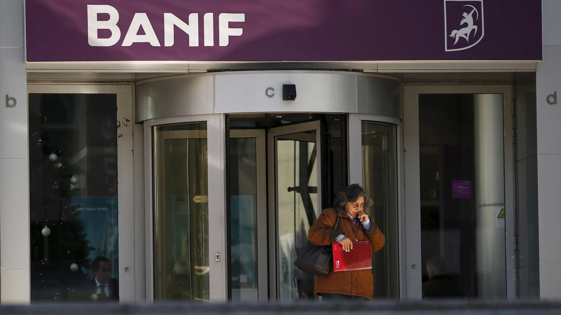 Ex-clientes do BANIF preparam ação judicial contra Estado por perdas financeiras