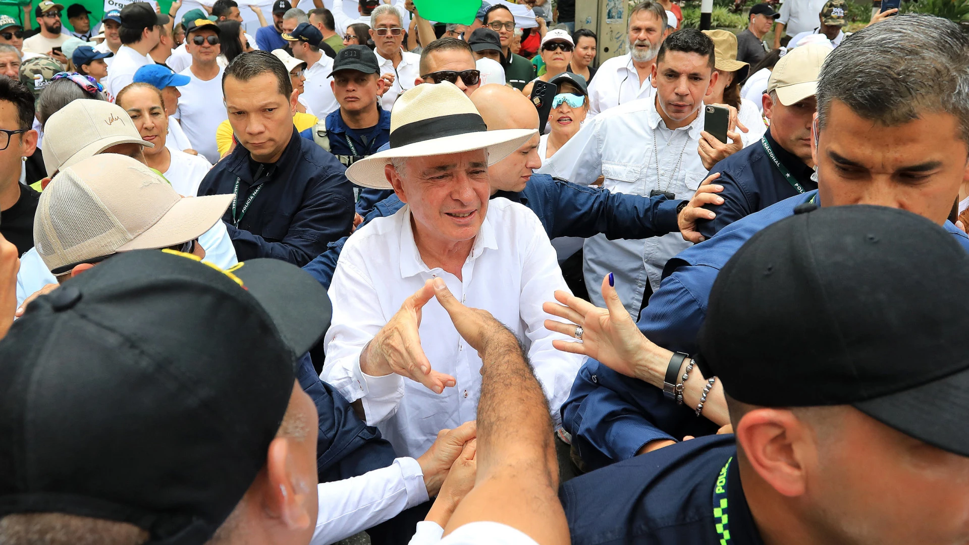 Alvaro Uribe, ex-presidente da Colômbia, condenado a 12 anos de prisão domiciliária