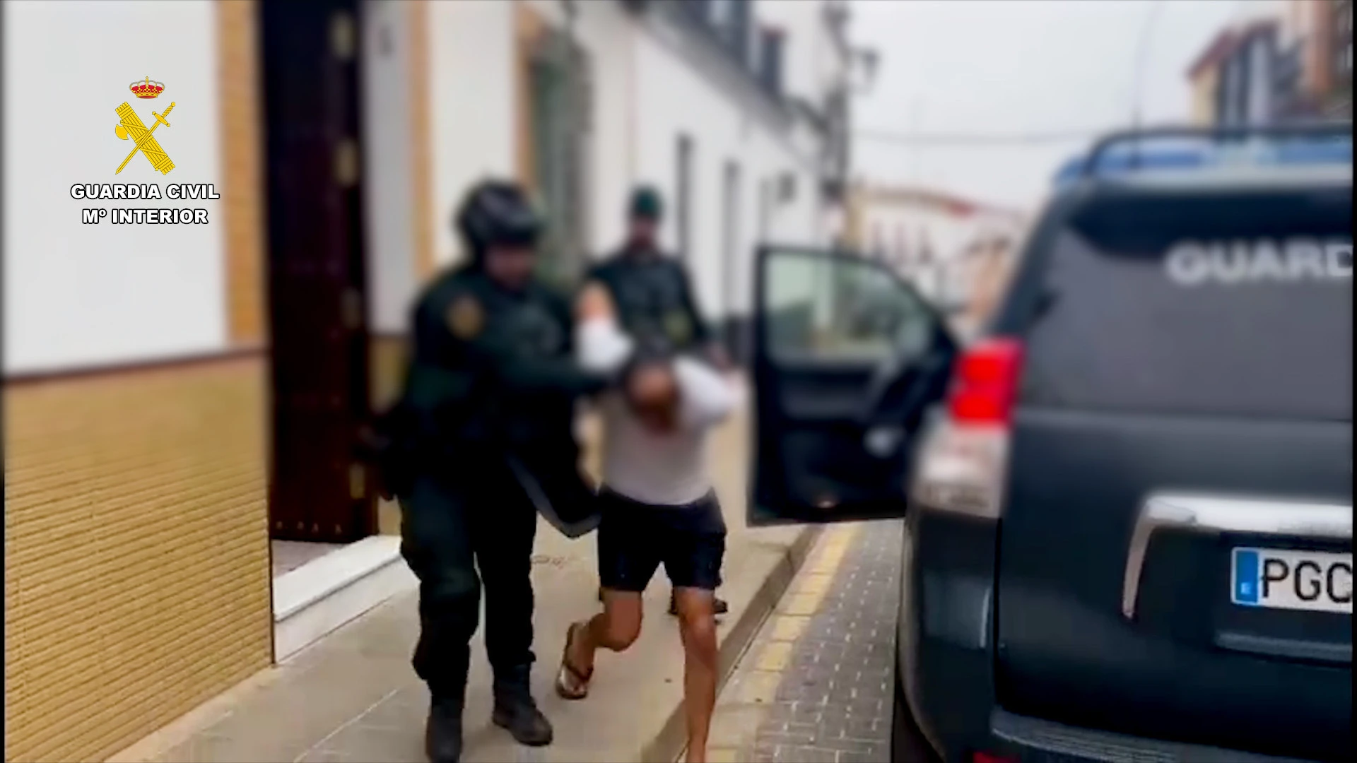 Homem foragido detido após ameaças à ex-companheira na presença da filha