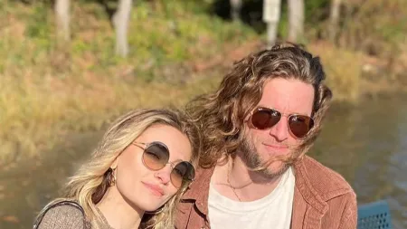 Paris Jackson termina noivado com Justin Long