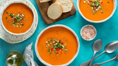Delicie-se com estas três sopas frias refrescantes para o verão
