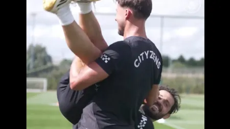 Rúben Dias diverte-se com Bernardo Silva em treino do City