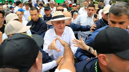 Alvaro Uribe, ex-presidente da Colômbia, condenado a 12 anos de prisão domiciliária