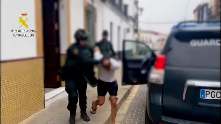 Homem foragido detido após ameaças à ex-companheira na presença da filha