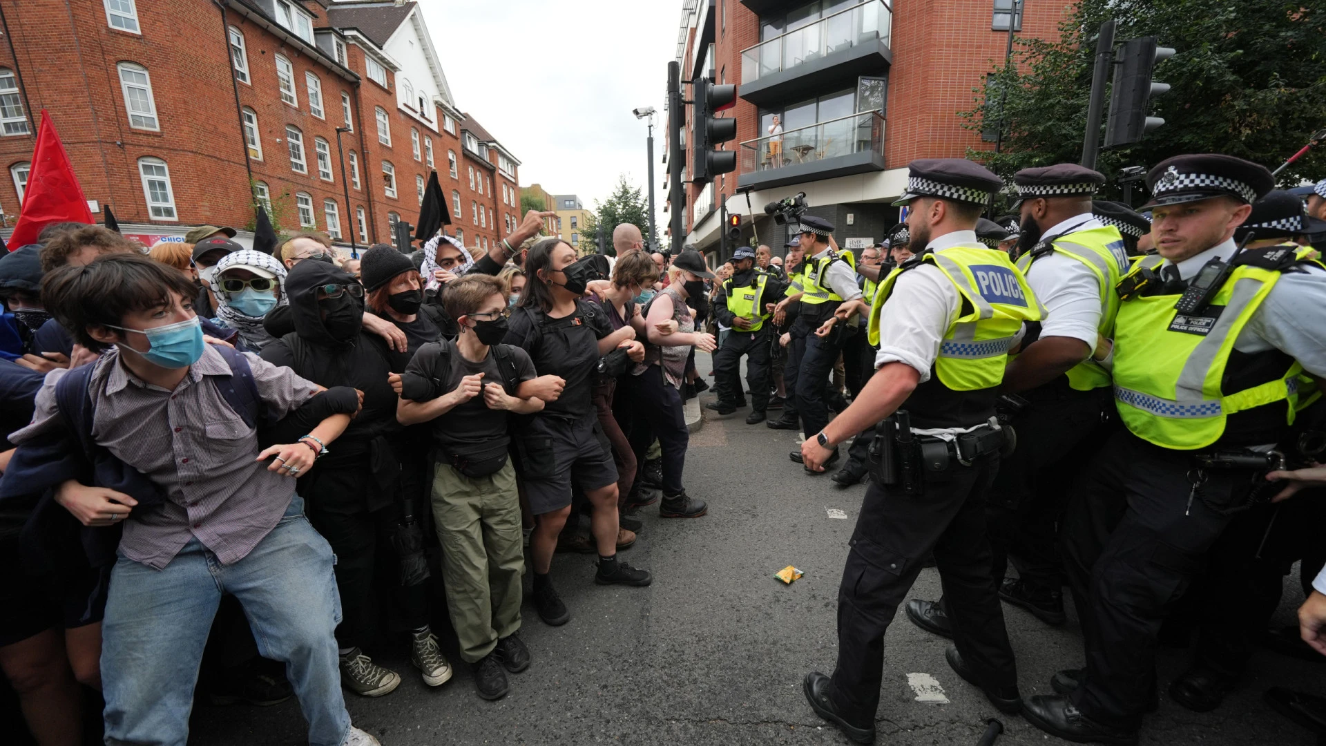 Conflito de Ideias em Londres: Manifestações Antirracistas e Anti-Imigração