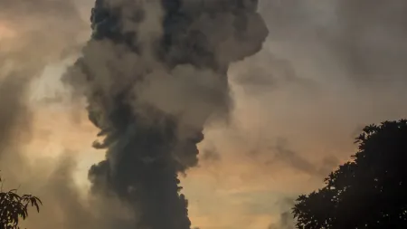 Alertas elevados na Indonésia após erupção do vulcão Lewotobi Laki-Laki